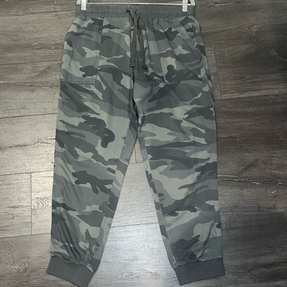 Splendid Woven Camo Green Lightweight Jogger Pants Size Large - Picture 5 of 12